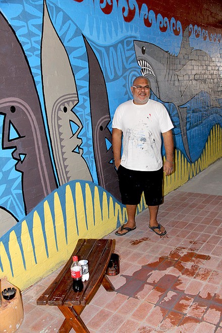 Glen Mackie stands in front of his magnificent mural, having just put the finishing touches on. ©  John Curnow