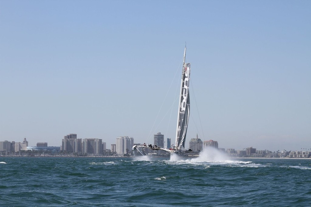 l’Hydroptère DCNS carrying out sea trials in the United States prior to her LA-to-Hawaii record attempt © T.Lesage/l'Hydroptère DCNS .