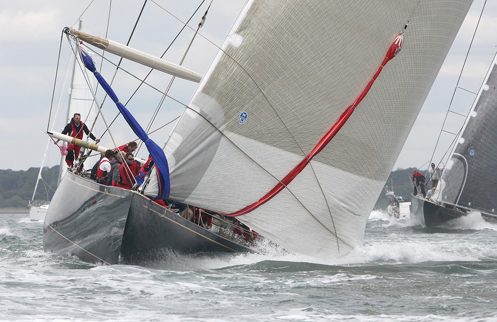 Velsheda rounds the top mark  © Crosbie Lorimer http://www.crosbielorimer.com