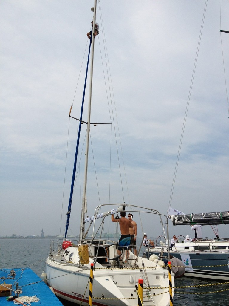 Mast tuning on the North American team assigned Etap 34  © Mike Evans