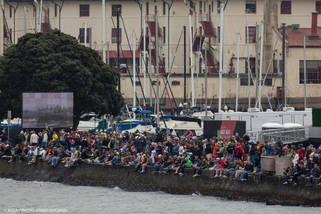 The biggest shore crowd to date - Louis Vuitton Cup Round Robbin, Race Day 9 Emirates Team New Zealand vs Luna Rossa © ACEA / Photo Abner Kingman http://photo.americascup.com