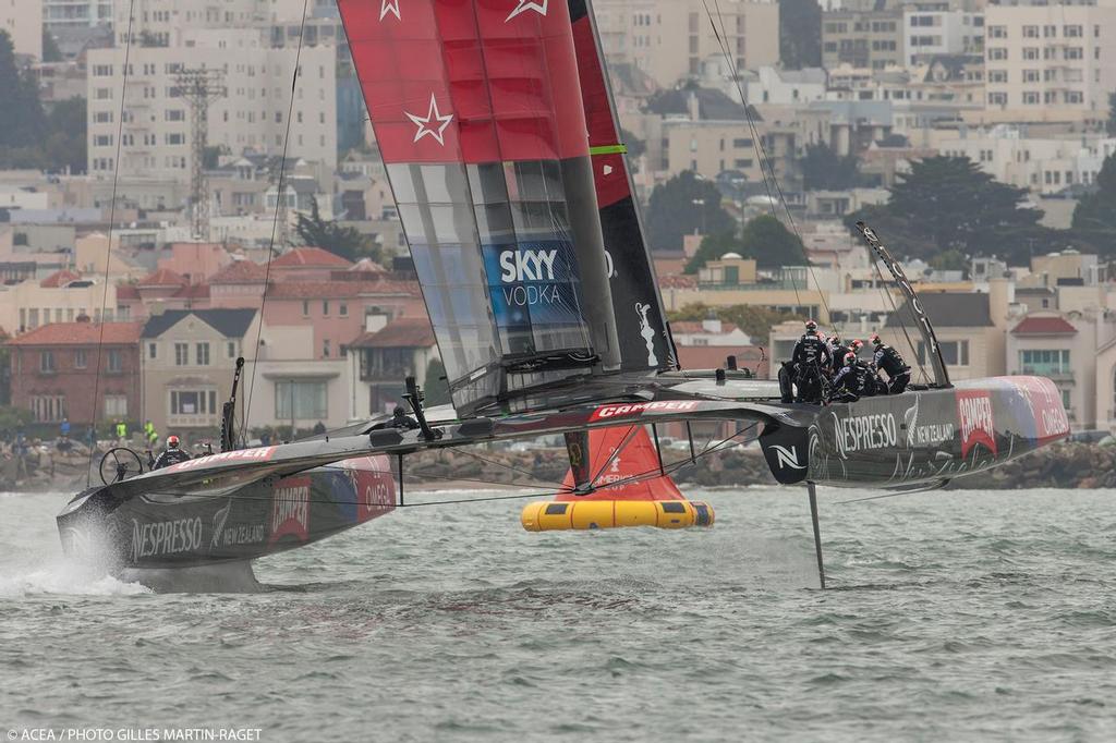 On the first leg - Louis Vuitton Cup - Round Robin - Luna Rossa vs Emirates Team New Zealand © ACEA - Photo Gilles Martin-Raget http://photo.americascup.com/