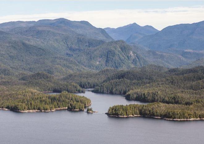 Entrance to Kwakume Inlet is tight with the safe passage to the north of islet. Ocean Cruise Guides - Kwakume Inlet, British Columbia © Anne Vipond and William Kelly