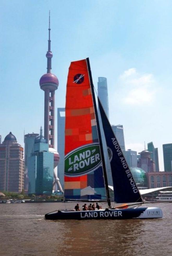 Land Rover Extreme 40 sailing on the Huangpu River, in the Bund area of Shanghai. - Extreme Sailing Series © Alex Wang / Extreme Sailing Series