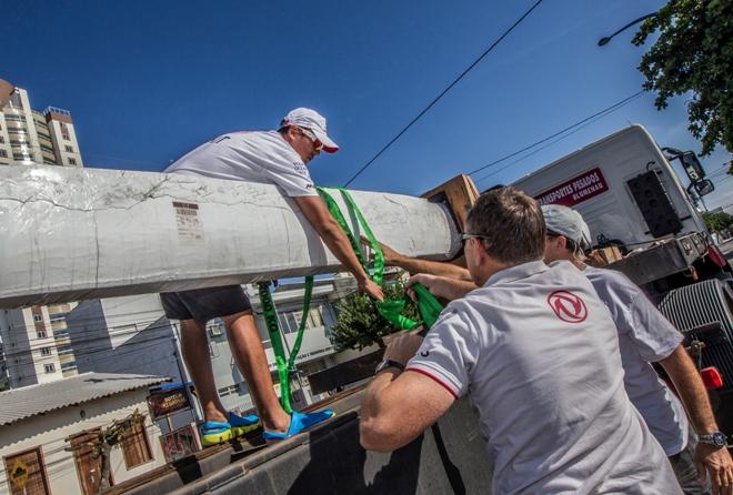 Mastro do Dongfeng chegou! Só falta o barco - Volvo Ocean Race &copy;  Ainhoa Sanchez/Volvo Ocean Race
