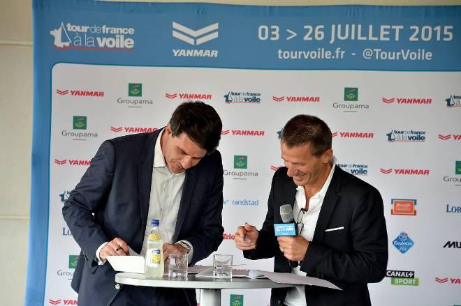 Tour de France à la Voile 2015 - Conférence de presse - 28/05/2015 - Parc Nautique de l’île de Monsieur - Sèvres - France - M Reynaud Président de Yanmar Construction Equipment Europe S.A.S. et Vice-Président de Yanmar Construction Equipment Co. Ltd. - Yann Le Moënner, Directeur Général d’A.S.O / - Yann Le Moënner, Managing Director of A.S.O - Tour de France à la Voile 2015 © ASO/P.Perreve