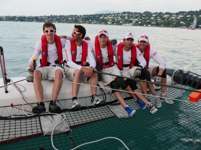 L’équipage vainqueur (de gauche à droite) : Antoine Lauriot-Prevost, Christophe Peclard, Rodolphe Gautier, Fabian Racloz, Yves Guntern. Absent sur la photo : Fabien Froesch. - Genève-Rolle-Genève 2015 © MaxComm Communication