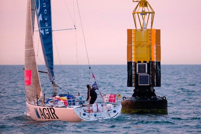 Les Figaros Beneteau au passage de la bouee Owers lors de la 4eme etape - 2015 Solitaire du Figaro – Eric Bompard Cachemire © Alexis Courcoux