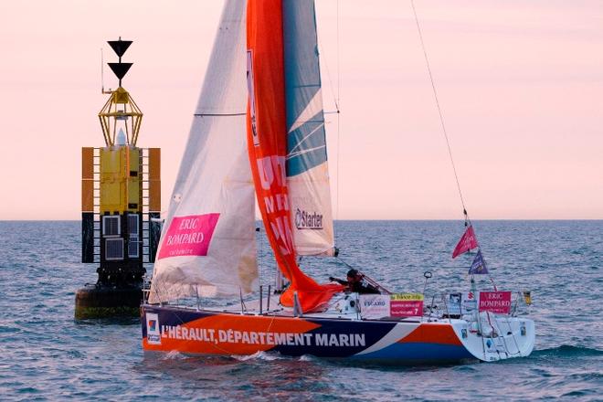 Les Figaros Beneteau au passage de la bouee Owers lors de la 4eme etape - 2015 Solitaire du Figaro – Eric Bompard Cachemire © Alexis Courcoux