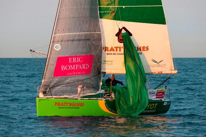 Les Figaros Beneteau au passage de la bouee Owers lors de la 4eme etape - 2015 Solitaire du Figaro – Eric Bompard Cachemire © Alexis Courcoux