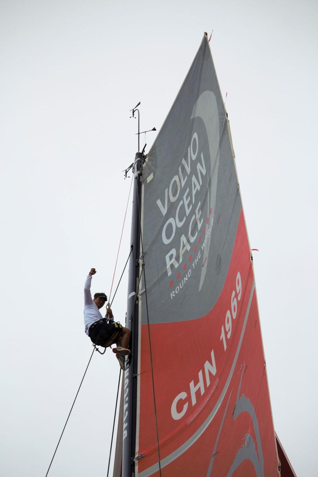 Annika_Fredriksson_Horace up the rig kicking battens through on Dongfeng © Annika Fredriksson