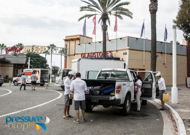 The loading zone in front of Gladstones - 2015 Transpac © pressure-drop.us