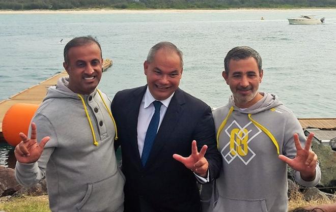 Gold Coast Mayor Tom Tate with the current UIM XCAT World Series leaders XDubai – Arif Al Zaffain (left) and Nadir Bin Hendi (right) © Karien Jonckheere