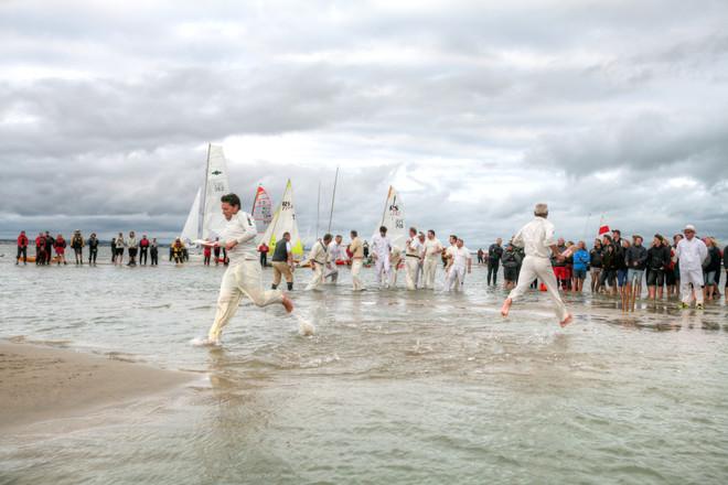 Bramble Bank cricket match © Ingrid Abery http://www.ingridabery.com