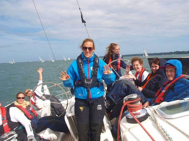 Charlott?e (centr?e) saili?ng with ?the Trus?t during? the Rou?nd the I?sland Ra?ce © Ellen MacArthur Cancer Trust