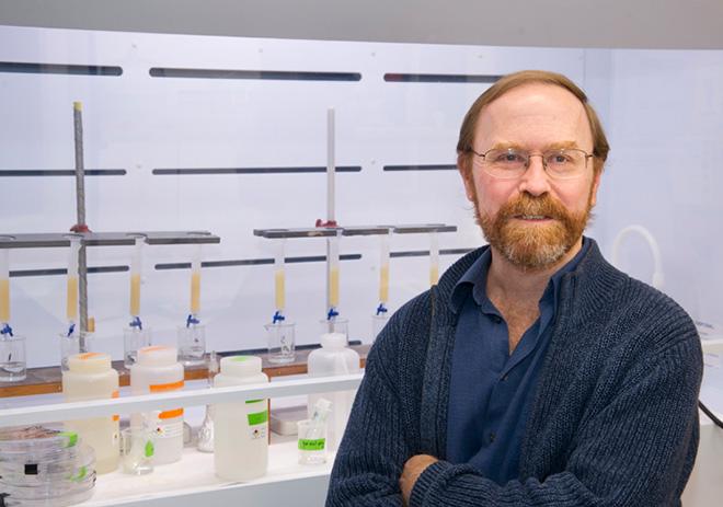 WHOI marine radiochemist Ken Buesseler in his lab. (Photo by Tom Kleindinst, Woods Hole Oceanographic Institution) © WHOI