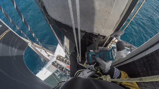 Antoine, Seb, François and Loïc take turns to repair it more quickly. © Yann Riou / Spindrift racing