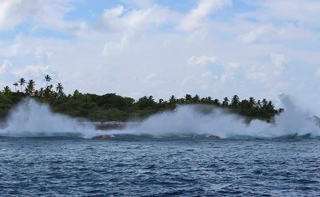 Waves crashing on reef © Annika Fredriksson