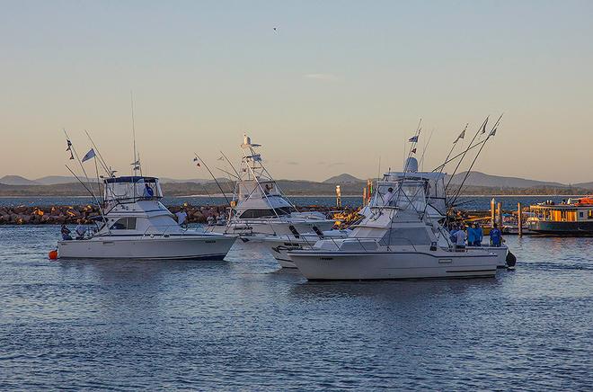 Returning fleet manoeuvres ready to go stern in to the weigh station. - 2016 NSWGFA Interclub Championship ©  John Curnow