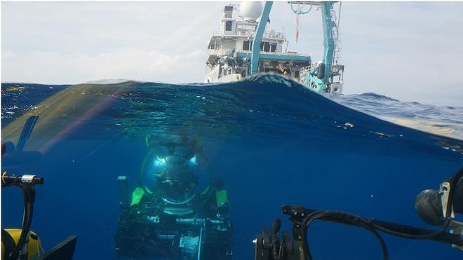 A front-row view as deep-submergence vehicles Rover 2 (pictured) and Nadir descended from the M/V Alucia on one of the dives to Hannibal Seamount in the Panamanian Pacific © Jesús Pineda / WHOI