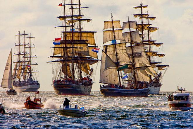 Parade of 8000 boats ©  John Curnow