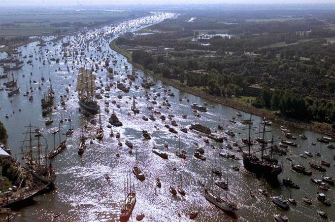 Parade of 8000 boats ©  John Curnow