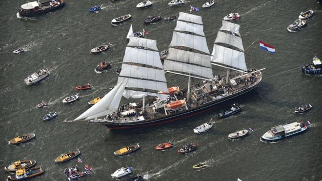 Parade of 8000 boats ©  John Curnow