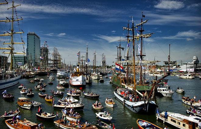 Parade of 8000 boats ©  John Curnow