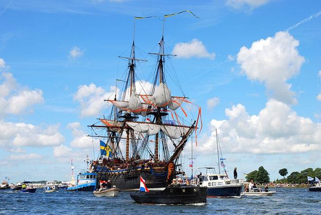 Parade of 8000 boats ©  John Curnow