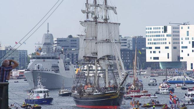 Parade of 8000 boats ©  John Curnow