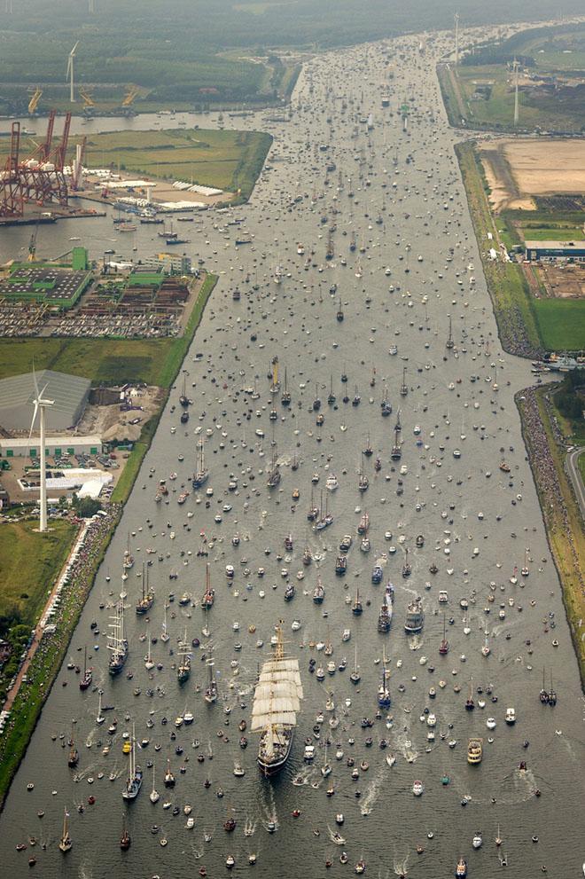 Parade of 8000 boats ©  John Curnow