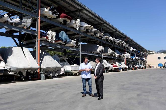 Mayor Eduardo Paes and sports minister Ricardo Leyser present the new dry stacks for boats. © City Hall/Beth Santos