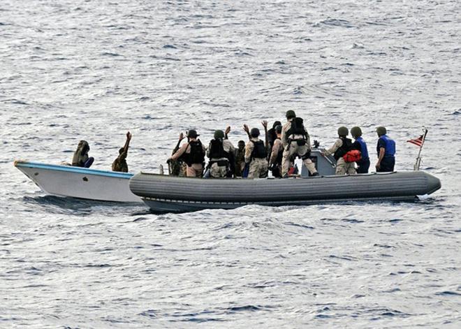 A US Navy search and seizure team members apprehend suspected pirates in the Gulf of Aden © Jason R. Zalasky (Navy Visual News Service (NVNS)