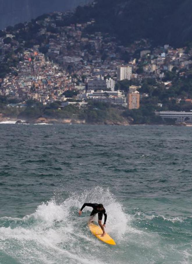 A surfer is seen at Ipanema beach in Rio de Janeiro, Brazil, June 9, 2016. © Reuters / Sergio Moraes