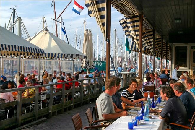 Pepole enjoying their meals from the terraces at the marina of scheveningen © Den Haag Marketing/Theo Bos