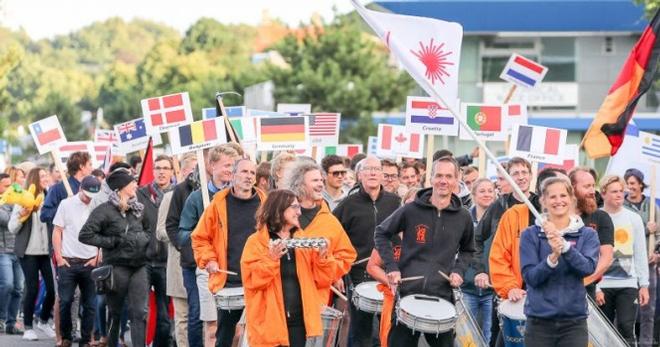 Accompanied by the Samba school Kiel, the participants of the U-21 Worlds on Wednesday evening at the Opening Ceremony © www.segel-bilder.de