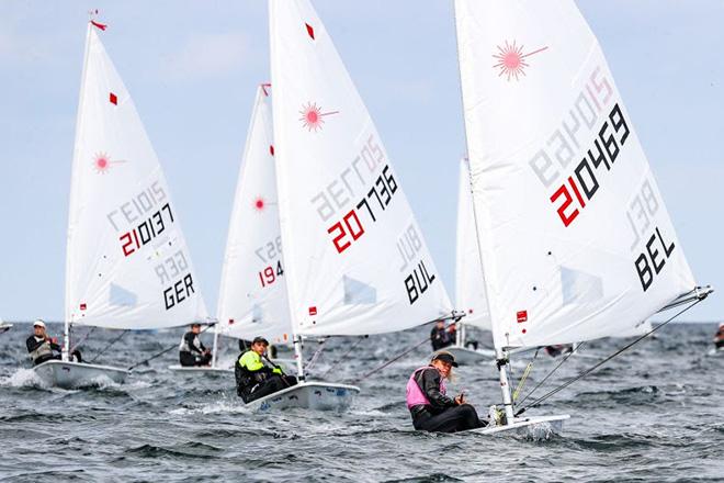 The first race of the Laser Radial on Monday was won by Maité Carlier from Belgium (right). Laura Bo Voss (Hamburg, left) became third. Carlier did fell over board in the following race and thus missed out on the chance for a top position. © www.segel-bilder.de