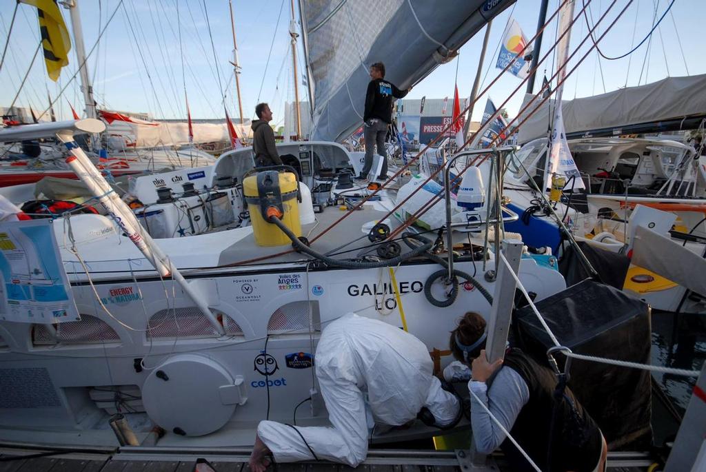 Fitting the Watt & Sea hydro generator  - Foresight Natural Energy - Conrad Colman - 2016 Vendee Globe © SW