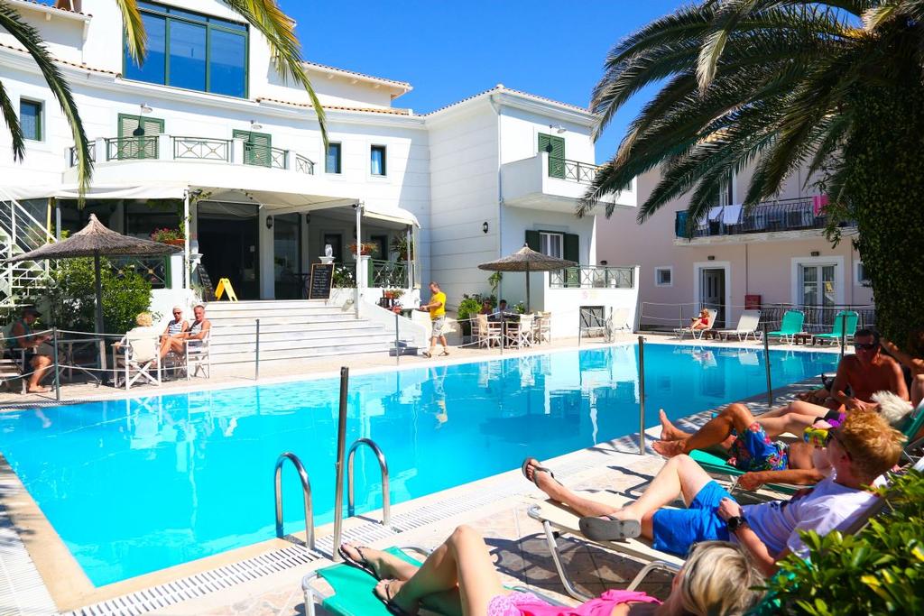 Relaxing near the swimming pool of on-site Wildwind Vassiliki Melas hotel © WildWind http://www.wildwind.co.uk/