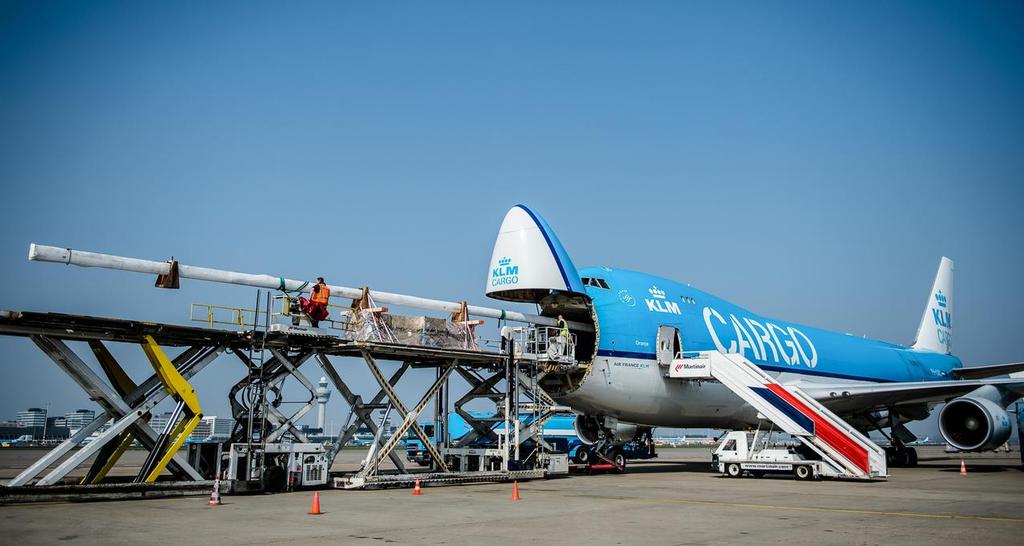 An air-freighter swallows a Volvo 65 mast - Image: KLM  © SW