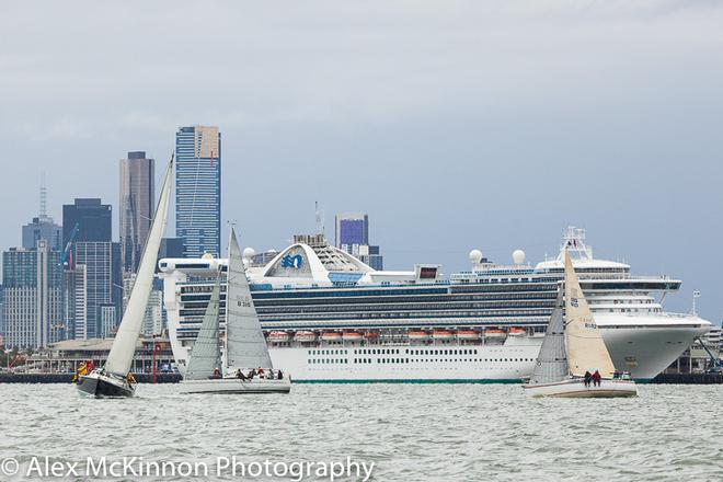 Working towards the top mark and entertaining the punters on the cruise ship. - Val Hodge Trophy - 2017 PPWCS ©  Alex McKinnon Photography http://www.alexmckinnonphotography.com