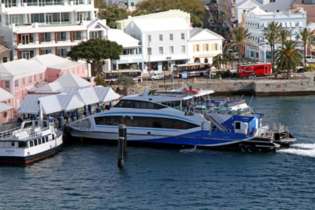 Ferry from Hamilton to the AC Cup Village © SW