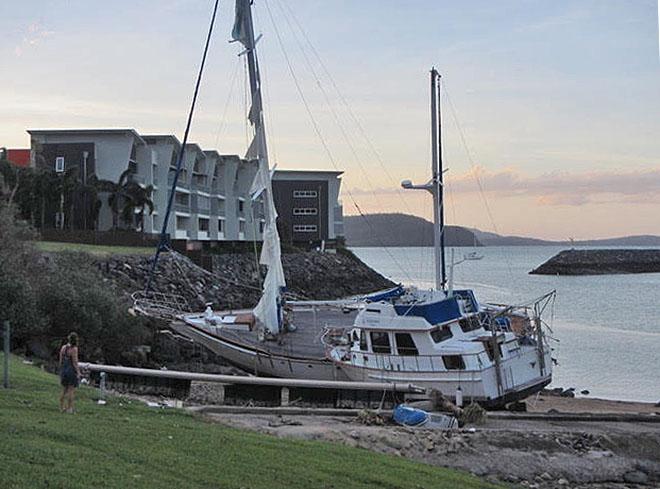 Mainsail appears to have been trimmed by giant pinking shears. ©  SW