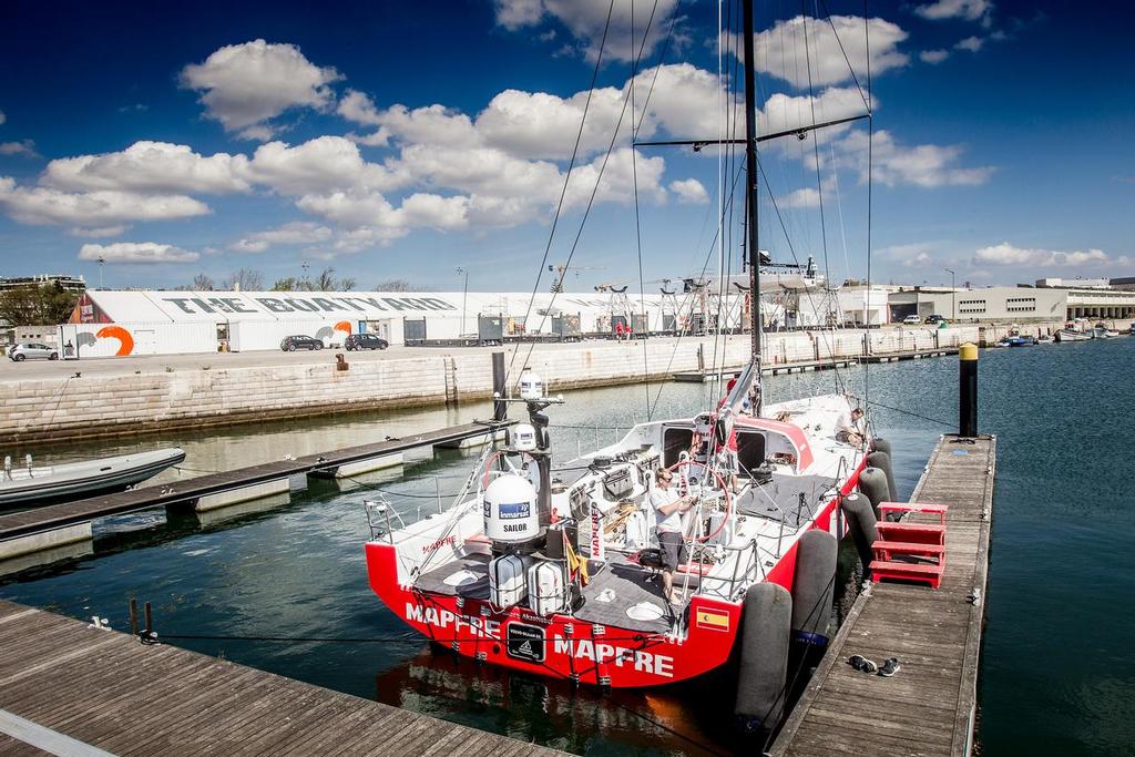 - MAPFRE new mast fitted in Lisbon - Volvo Ocean Race 2017/18 ©  María Muiña / MAPFRE