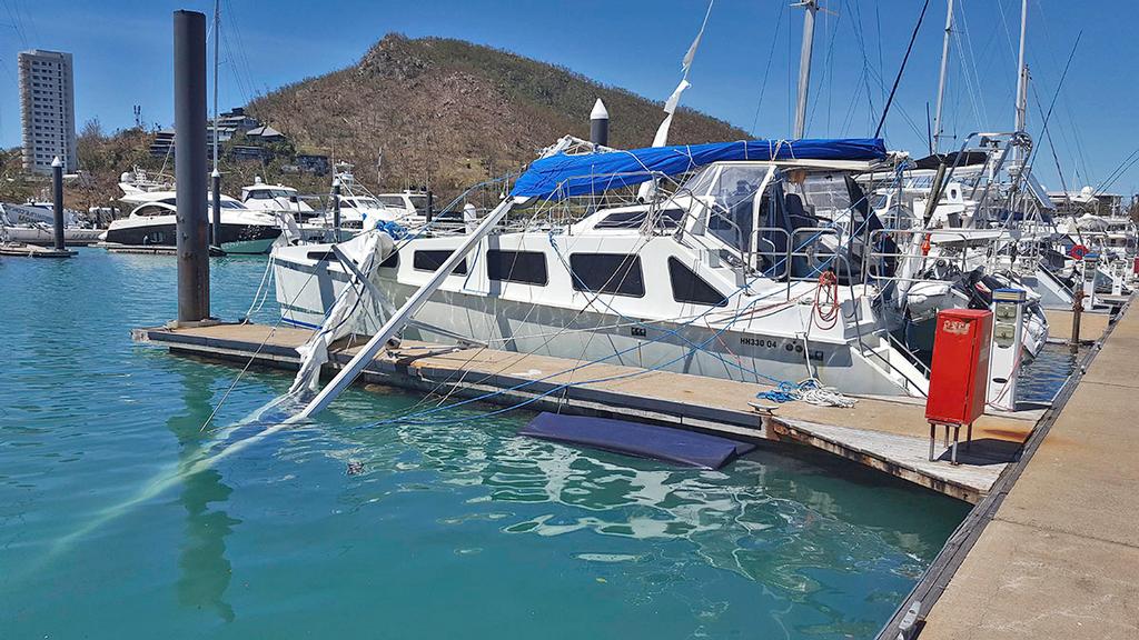 Dismasted cat with all the gear still on deck. Why? ©  SW