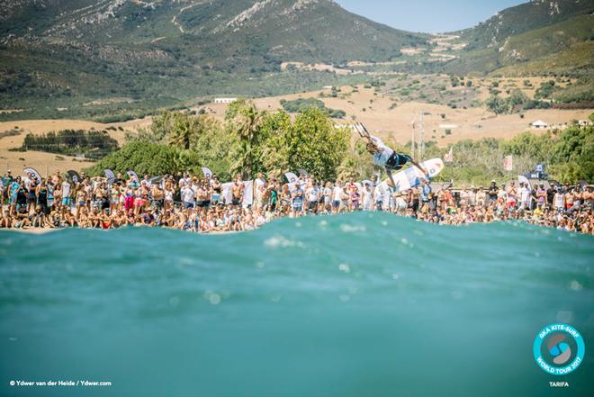 Day 5 – Airton was soon into his groove, belying the strong conditions – GKA Kite-Surf World Tour Tarifa ©  Ydwer van der Heide