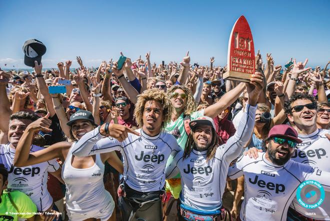 Day 5 – Magnanimous in defeat, Matchu gives it up for Airton (along with a few close friends) – GKA Kite-Surf World Tour Tarifa ©  Ydwer van der Heide