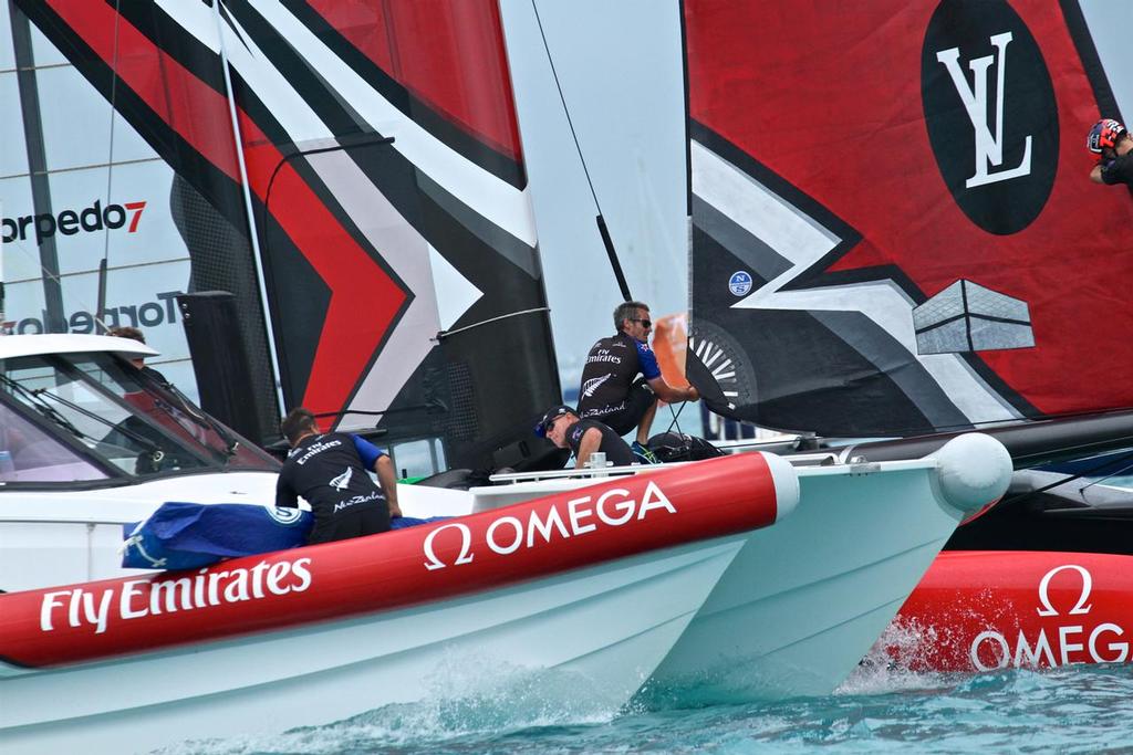 Emirates Team New Zealand - Challenger Final, Day 1 - CEO Grant Dalton helps with jib change between races 1 and 2 - 35th America's Cup - Day 14 - Bermuda  June 10, 2017 © Richard Gladwell www.photosport.co.nz