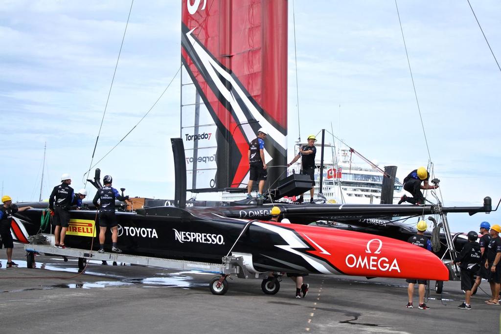 Shore crew prepare to remove the wing sail - Emirates Team New Zealand - Challenger Final, Day  2 - 35th America's Cup - Day 15 - Bermuda  June 11, 2017 © Richard Gladwell www.photosport.co.nz