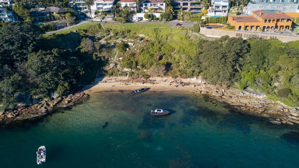 Ocean Alliance teams up with the yachting industry and environment advocacy group, Take 3, to clean Sydney’s beaches. © Ocean Alliance